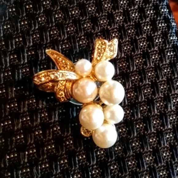 Vintage Pearl Earring Bundle - Picture 6 of 7